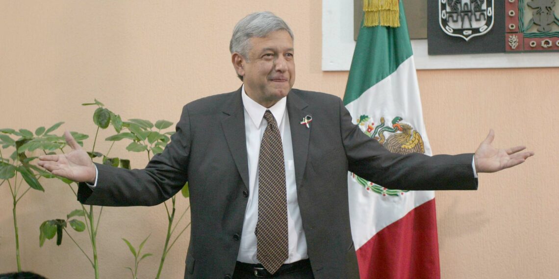 MEXICO D.F 31 MARZO 2005.- 
Andrs Manuel Lpez Obrador. jefe de gobierno del D.F al trmino de su conferencia de prensa matutina  en donde afirm que su proyecto alternativo de nacin rumbo a las elecciones presidenciales de 2006  no se va a detener.