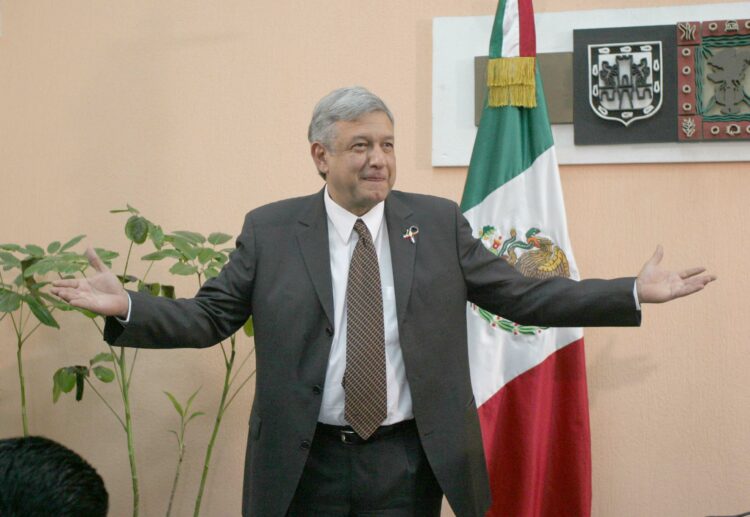 MEXICO D.F 31 MARZO 2005.- 
Andrs Manuel Lpez Obrador. jefe de gobierno del D.F al trmino de su conferencia de prensa matutina  en donde afirm que su proyecto alternativo de nacin rumbo a las elecciones presidenciales de 2006  no se va a detener.