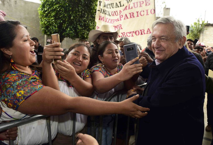 PAHUATLÁN, PUEBLA, 04ENERO2020.- Andrés Manuel López Obrador,presidente de los Estados Unidos Mexicanos, en Diálogo con los pueblos otomí, náhuatl, totonaco y tepehua en la junta auxiliar San Pablito de Pahuatlán
FOTO: PRESIDENCIA /CUARTOSCURO.COM