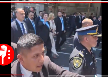 Javier Milei recorre las calles de Argentina con cientos de personas de seguridad a su alrededor (VIDEO)